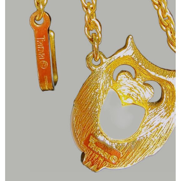 Vintage Crown Trifari Lucite Owl Pendant Off White Gold Tone Signed - Picture 8 of 10